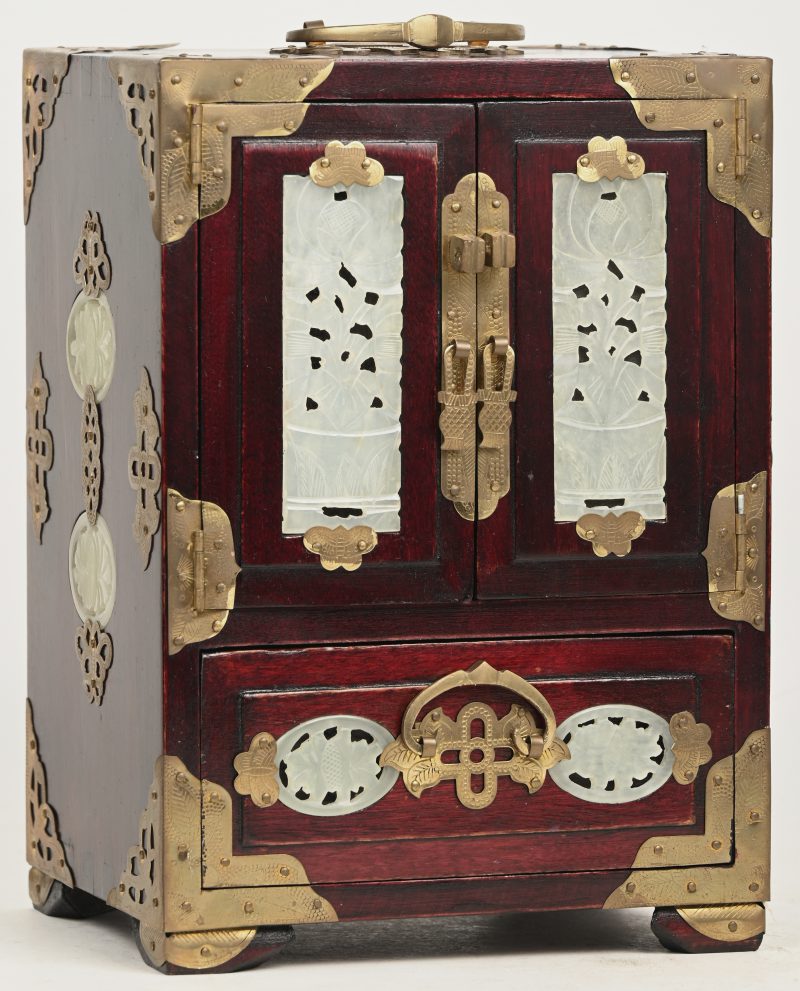 Een Chinees juwelenkistje met bijbehorend slot.