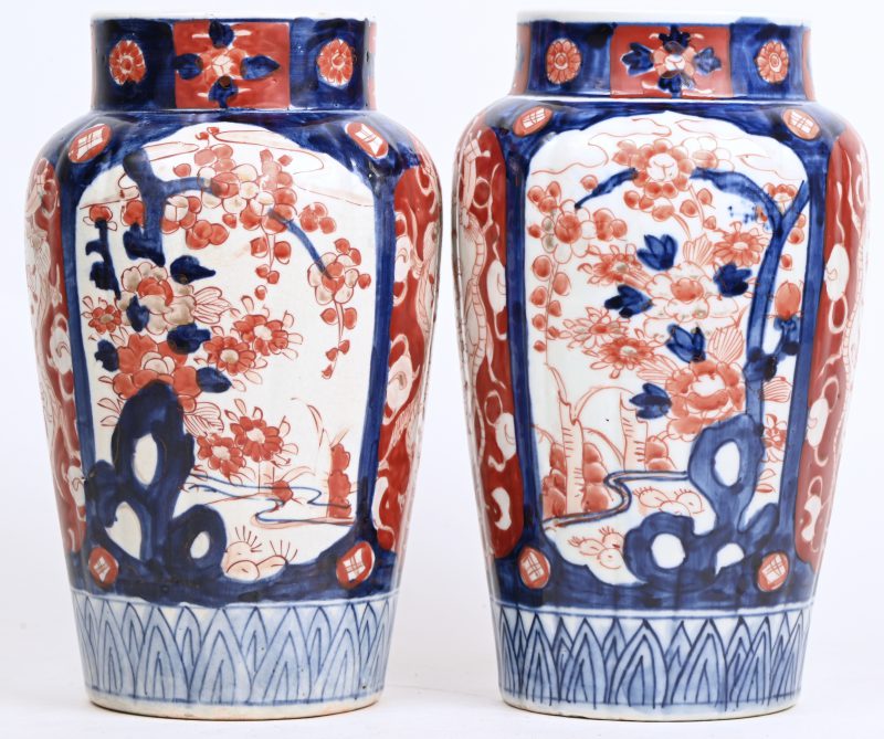 Een paar Japans Imari porseleinen vazen. Beide geperforeerd onderaan.