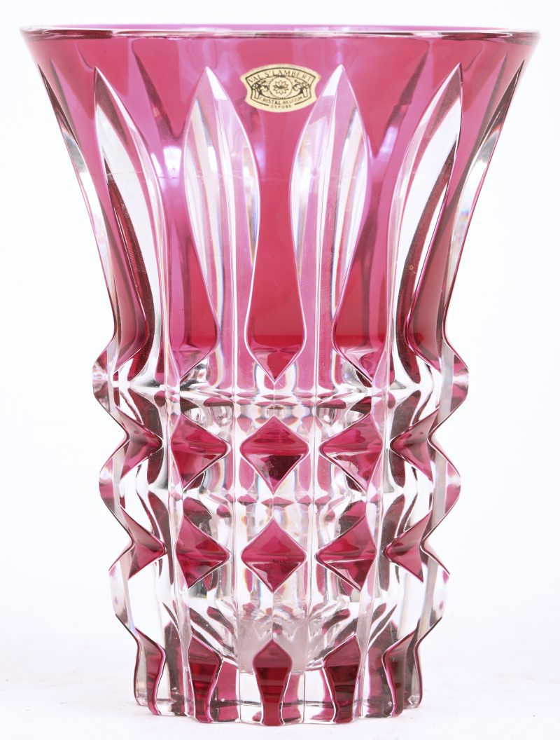 Een kristallen vaas onderaan gemerkt Val Saint Lambert, donkerroze en doorzichtig.