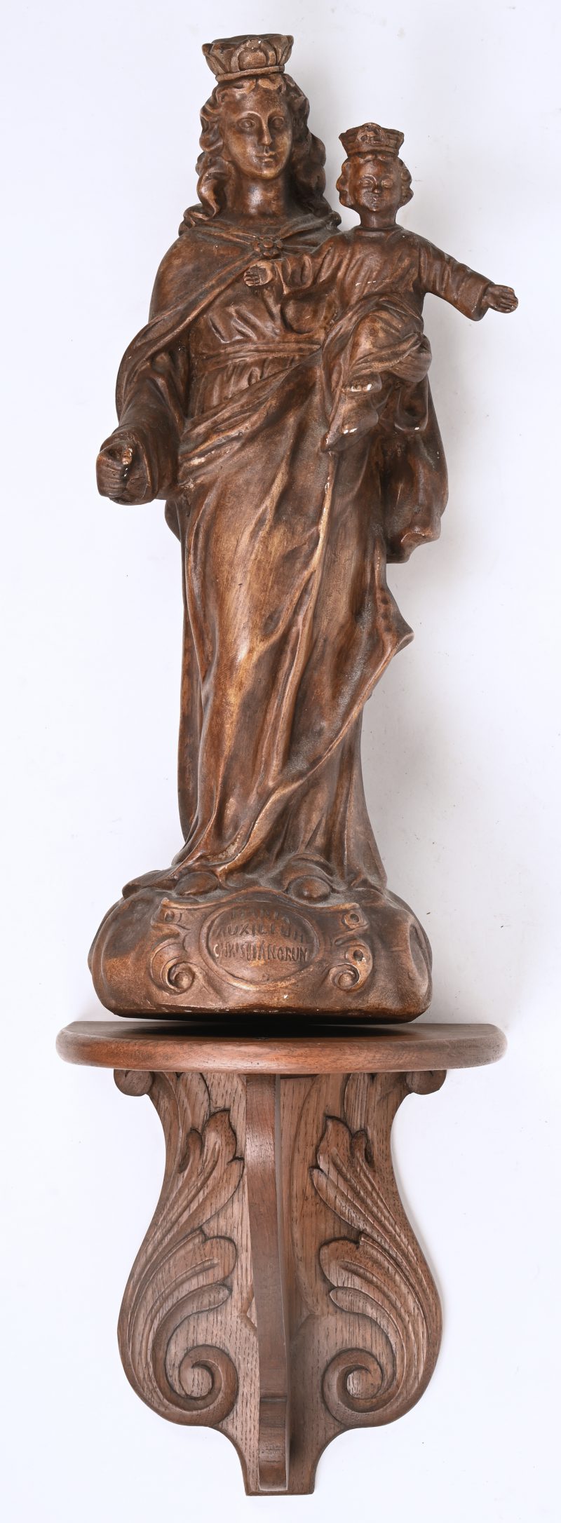 Een bruin geschilderd plaasteren beeld van Maria en Jezus met bijhorend houten sokkeltje.