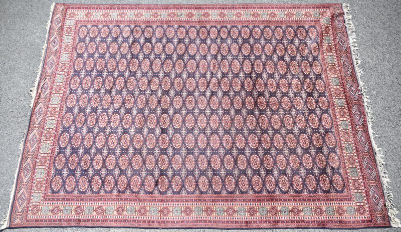 Een Oosters handgeknoopt tapijt.