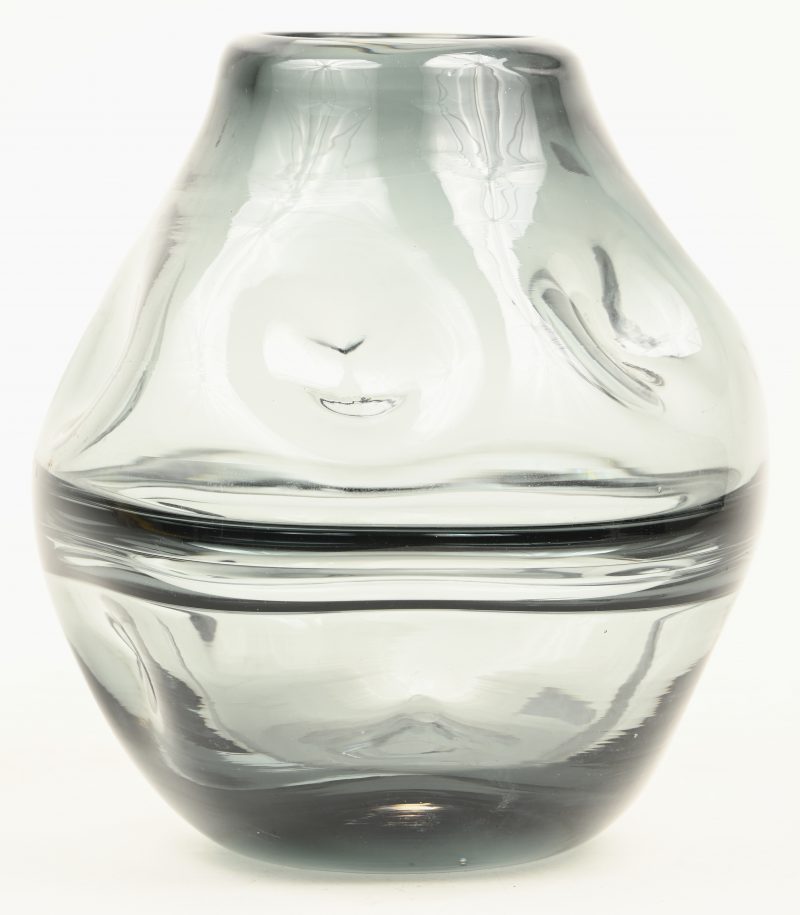 Een modern gevormde vaas in fumé glas.
