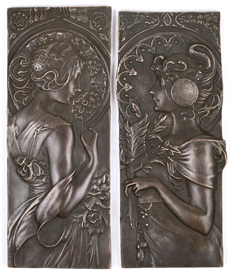 Een paar decoratieve bronzen platen met Mucha-stijl Jugenstihl voorstellingen van dames.