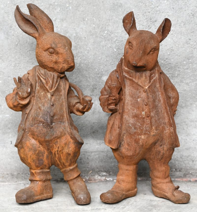 Een set van 2 metalen beelden, een geklede rat en konijn met een roestige patina.