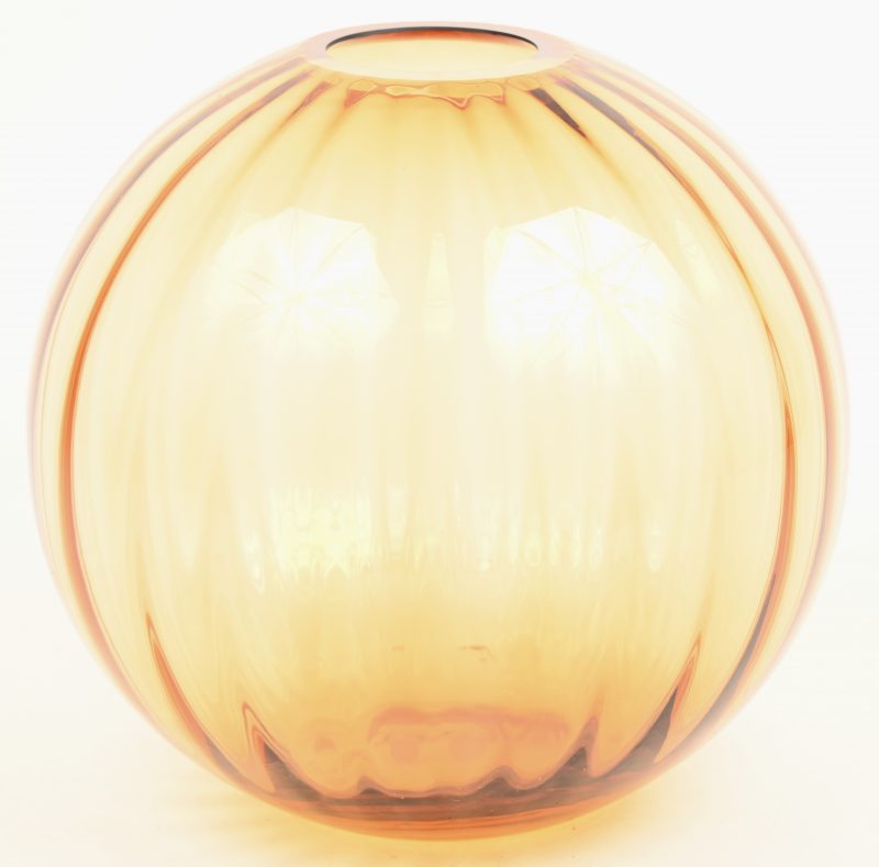 Een oranjebruine glazen bolvaas, onderaan gemerkt Specktrum.