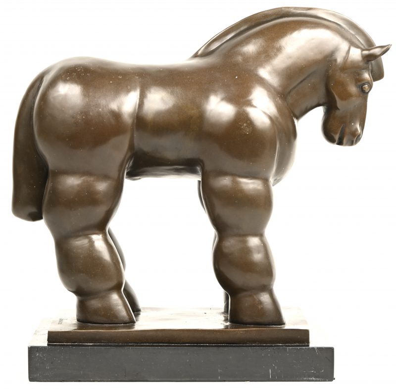 Een beeld bronzen van een gespierd paard op marmeren sokkel, naar Botero.