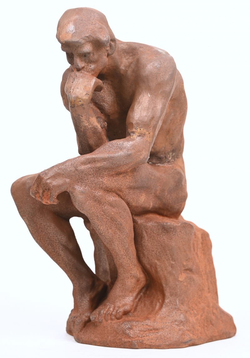 “De Denker”. Een roest gepatineerd beeldje, naar Rodin.