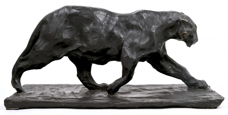 Een brons gesculptuurd beeld van een panter.