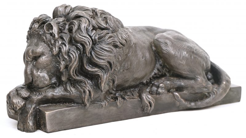 Een brons gesculptuurd beeld van een leeuw in lighouding.