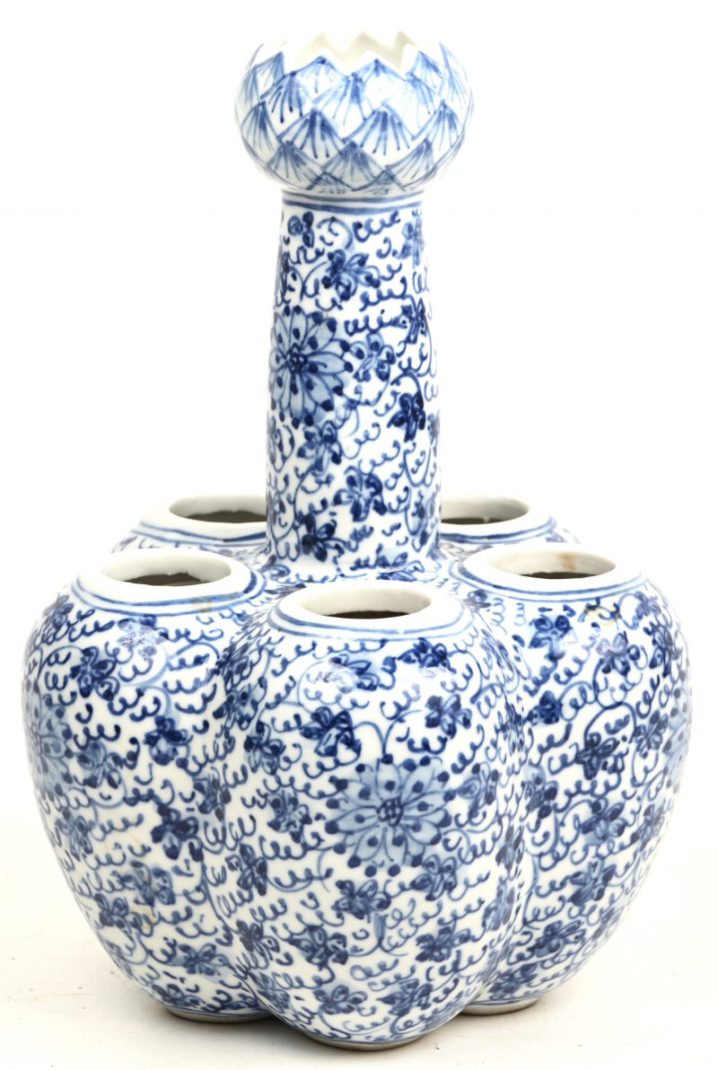 Een blauw-wit Chinees porseleinen tulpenvaas met 6 openingen. Onderaan gemerkt.