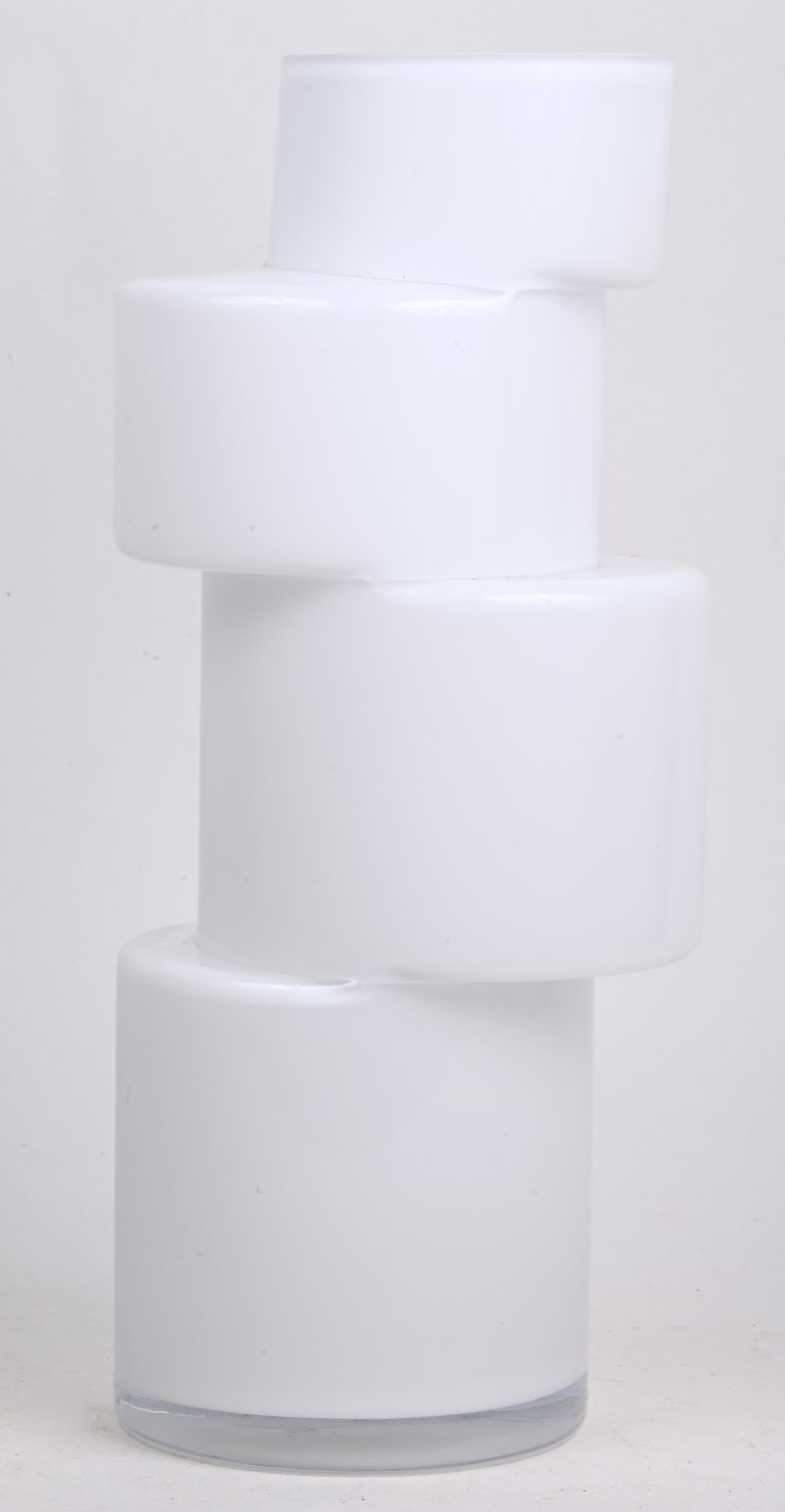 Een modern wit glazen vaas met 4 verdiepen in cilindrische vorm.