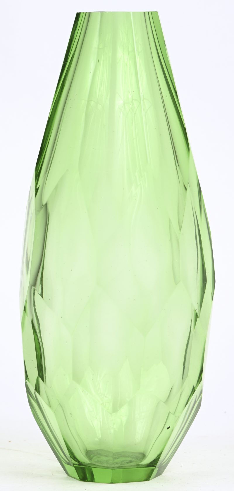 Een groen facet geslepen vaas.