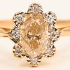 Een 18 karaats geelgouden ring bezet met een cognac kleurige diamant in  markies slijp van +- 0,80 ct. en 8 kleine briljantjes.