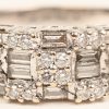 Een 18 karaats witgouden ring bezet met briljanten en diamant baguetten met een gezamenlijk gewicht van +- 1,50 ct.