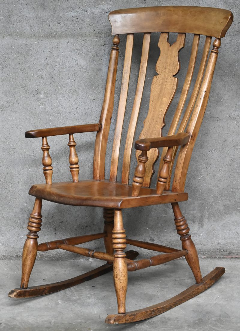 Een massief houten schommelstoel.