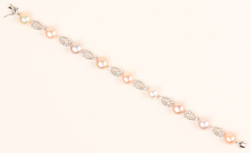 Een 18 karaats wit gouden armband bezet met roze parels en diamanten met een gezamenlijk gewicht van ± 0,55 ct.
