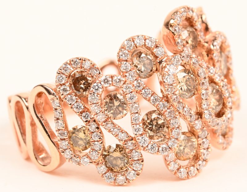 Een 14 karaats roze kleurige ring bezet met kleine witte en cognackleurige briljanten met een gezamenlijk gewicht van +- 1,50 ct.