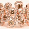 Een 14 karaats roze kleurige ring bezet met kleine witte en cognackleurige briljanten met een gezamenlijk gewicht van +- 1,50 ct.