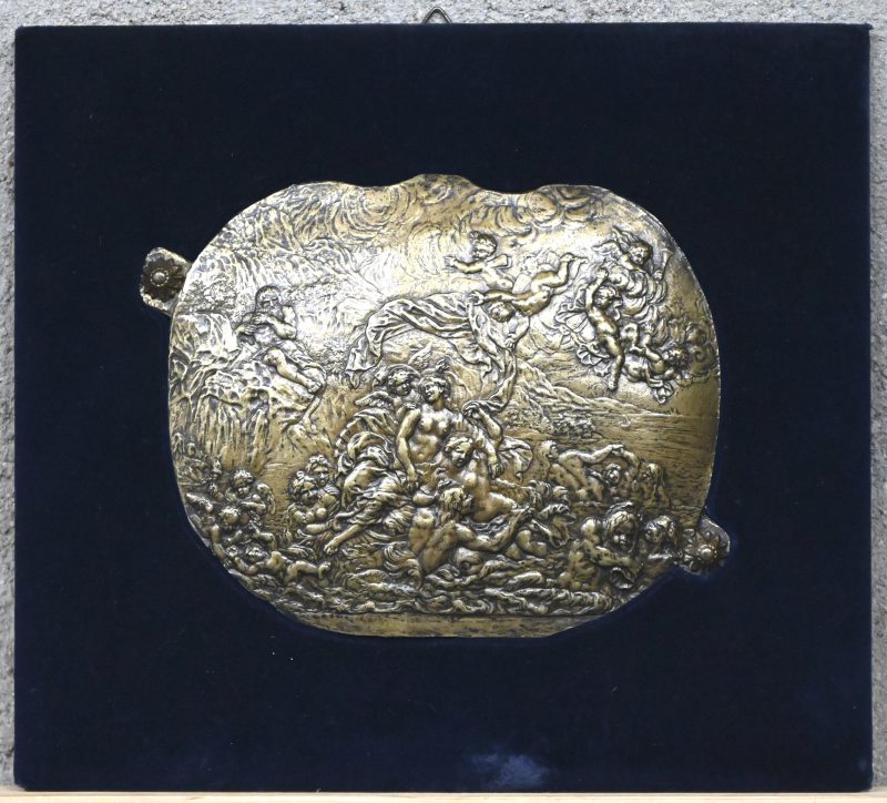 Een brons vergulde plaquette met mythologisch tafereel in het reliëf. Op vilten paneel.