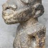 Een gepatineerd Afrikaans Nomoli beeld uit gesculptuurde steen, met gaten in het hoofd, vermoedelijk bestemd voor oogstoffers en rituele doeleinden.