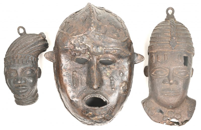 Een lot van 3 Afrikaanse brons gesculpteerde maskers.