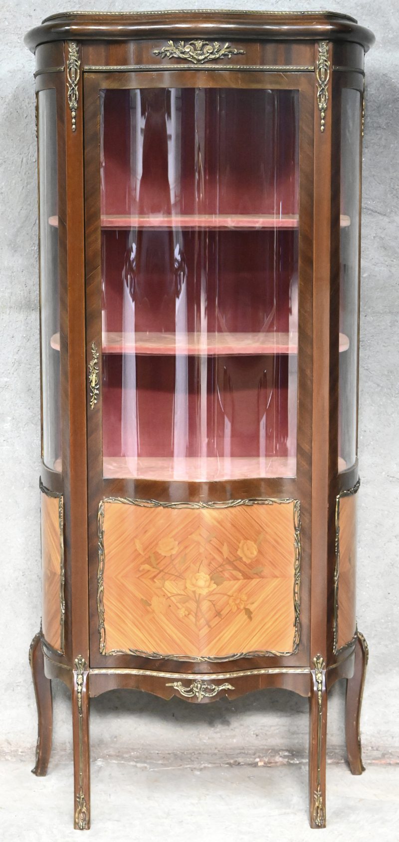 Een houten marqueterie vintrinekastje in Louis XV stijl. 1-deurs met gebogen glas.