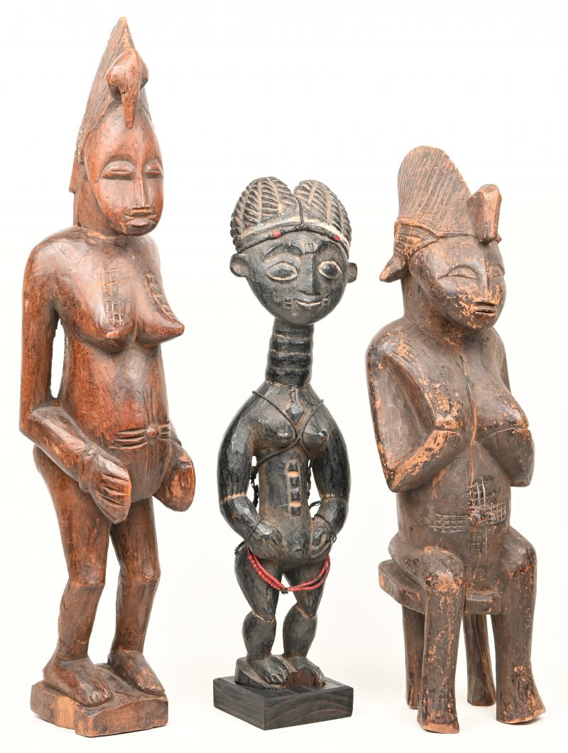 Een lot van 3 Afrikaanse houten beelden van vrouwen.