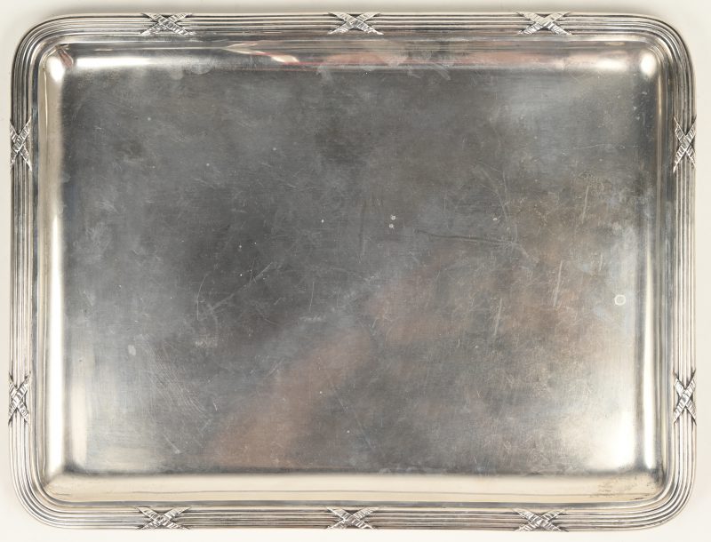Een zilveren dienblad met versiering op de rand en onderaan gemerkt D en 800.