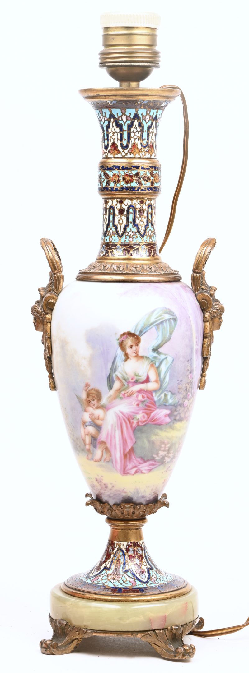 Een lampenvoet met cloisonné delen, verder bronzen ornamenten en een romantisch beschilderd deel.