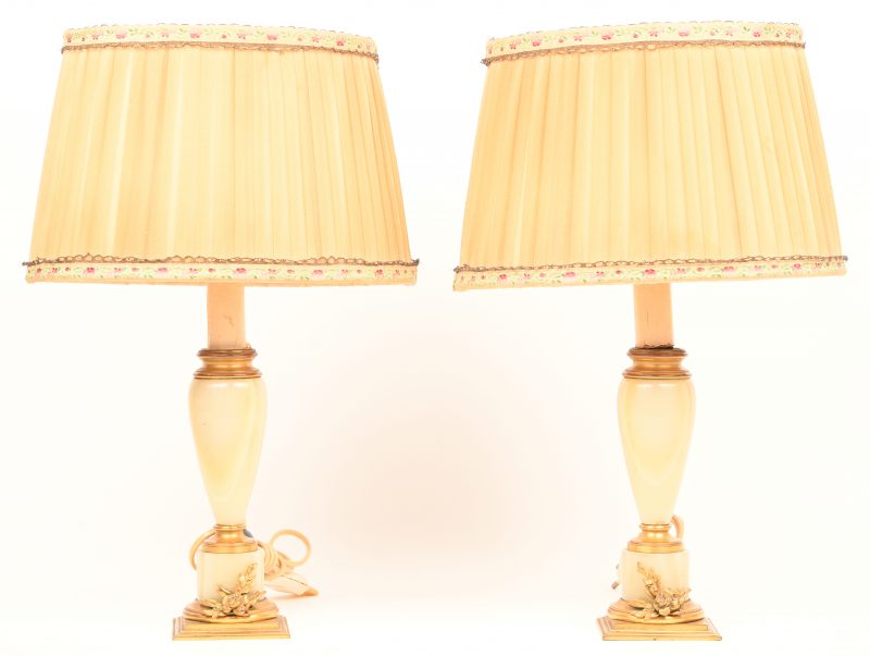 Een set van 2 tafellampjes in onyx met koperen delen en versiering in de vorm van een roosje met takken.