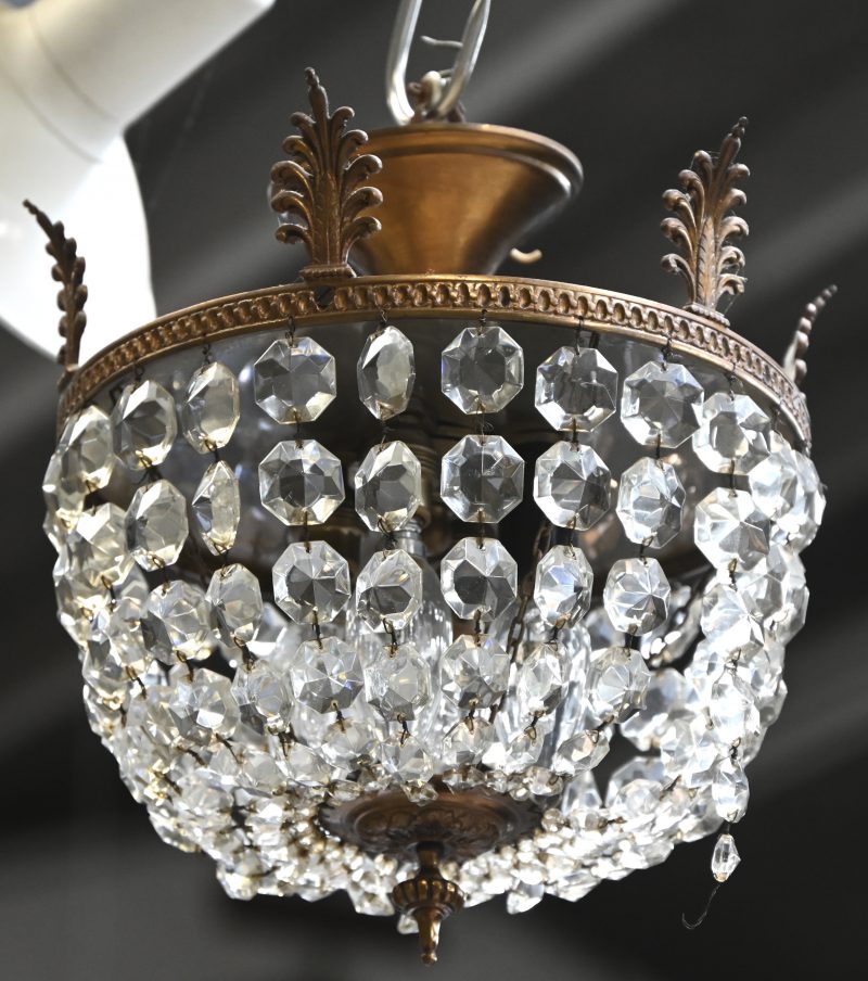 Een sac-à-perles plafondlampje in koper en kristal.