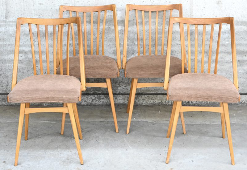 Een lot van 4 vintage houten mid-century design stoelen met gestoffeerde zitting, in Expo’58 stijl door TATRA. Gebruikssporen.