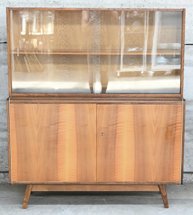 Een vintage walnootgefineerde mid-century design vitrinekast. In Expo’58 stijl, ontworpen door Bohumil Landsman & Hubert Nepozitek, voor Jitona Soběslav.