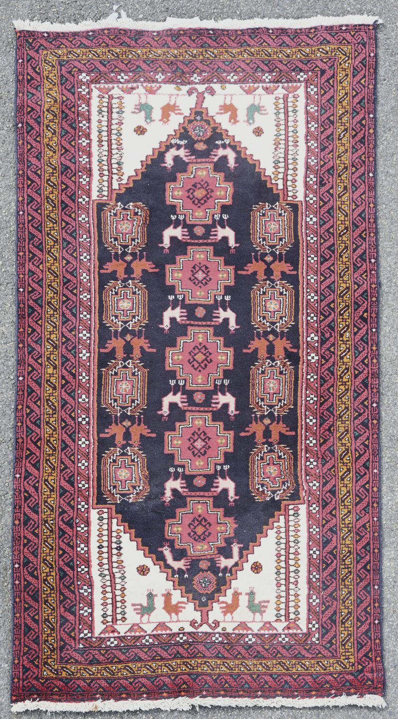 Een Iraans handgeknoopt tapijt, genummerd 56380.