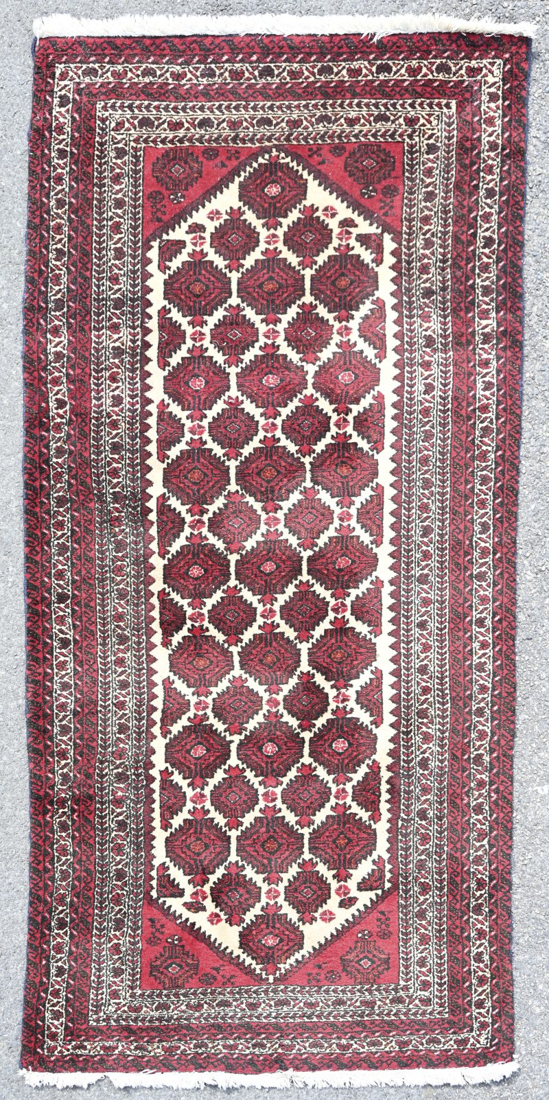 Een Iraans handgeknoopt tapijt, genummerd 54501. Met certificaat.