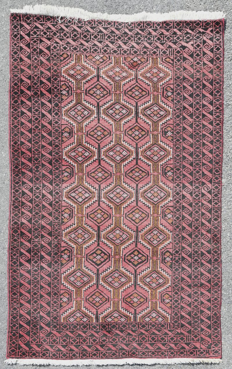Een Iraans handgeknoopt tapijt genummerd 56450. Met certificaat.