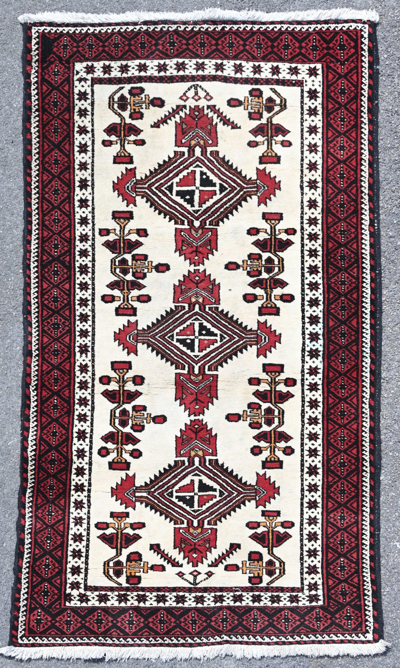 Een Iraans handgeknoopt tapijt, genummerd 56437. Met certificaat.