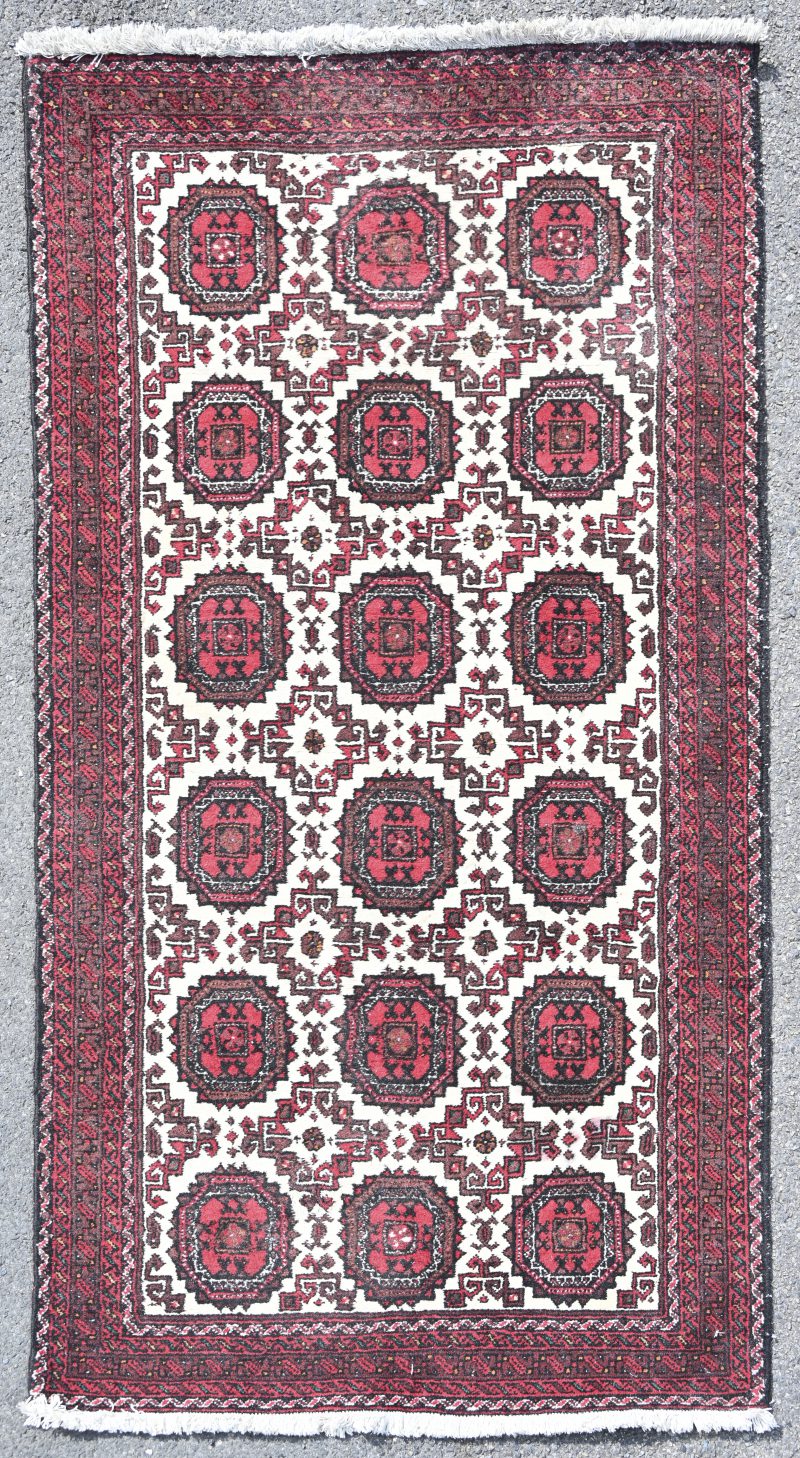 Een Iraans handgeknoopt tapijt, genummerd 56438.Met certificaat.