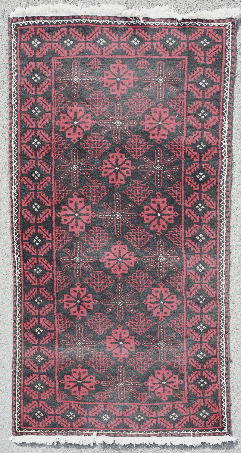 Een Iraans handgeknoopt tapijt, genummerd 56479.Met certificaat.