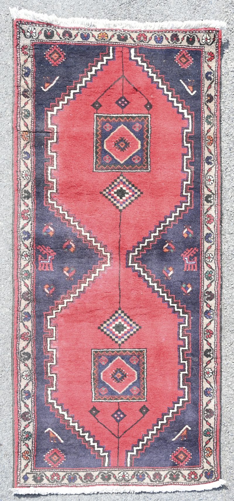 Een Iraans handgeknoopt tapijt, genummerd 60867.