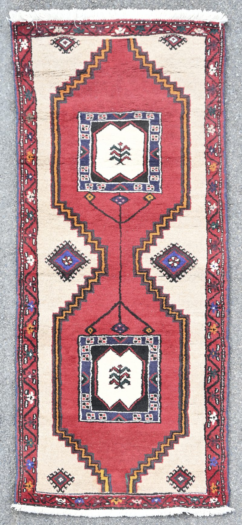 Een Iraans handgeknoopt tapijt, genummerd 60872.