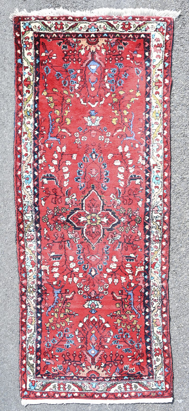 Een Iraans handgeknoopt tapijt, genummerd 1357 M.T.