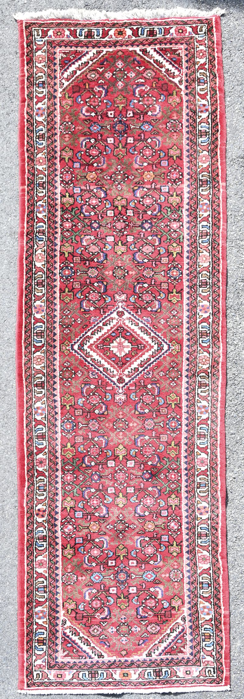 Een Iraans handgeknoopt tapijt, genummerd A-8457. Met certificaat.