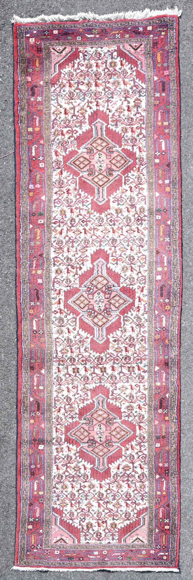 Een Iraans handgeknoopt tapijt, genummerd A-8409.