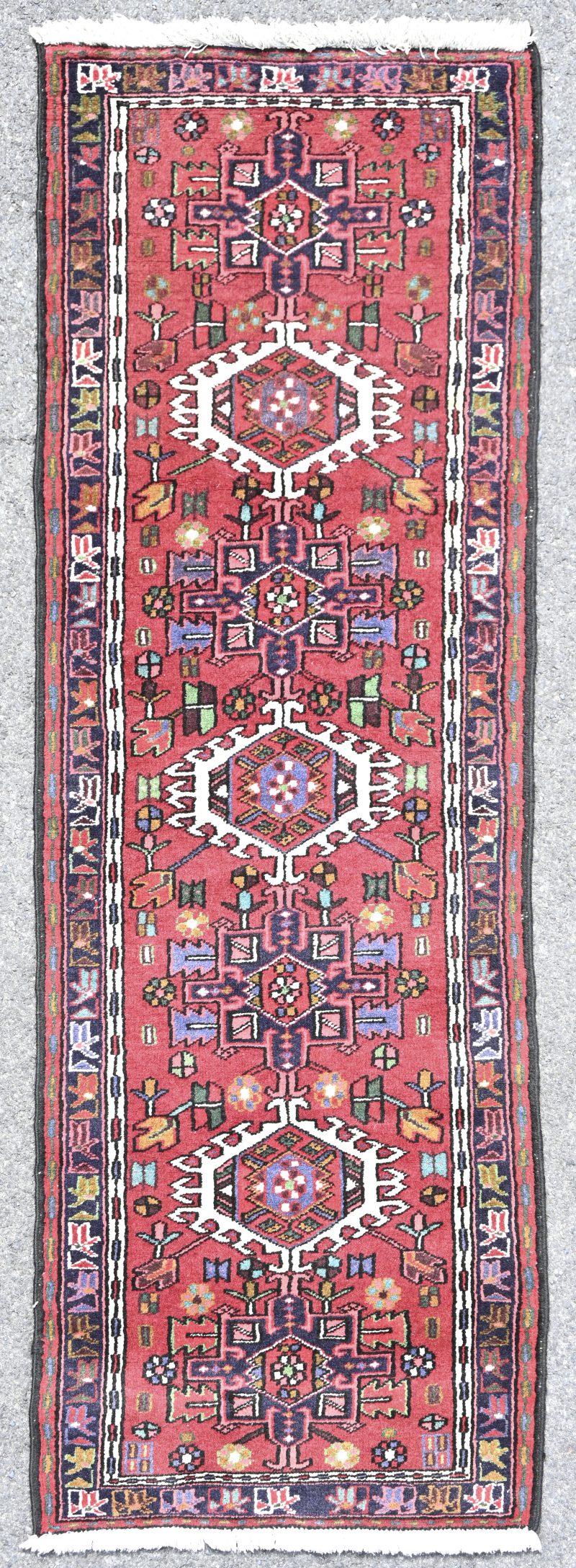 Een Iraans handgeknoopt tapijt, genummerd 56636.Met certificaat.