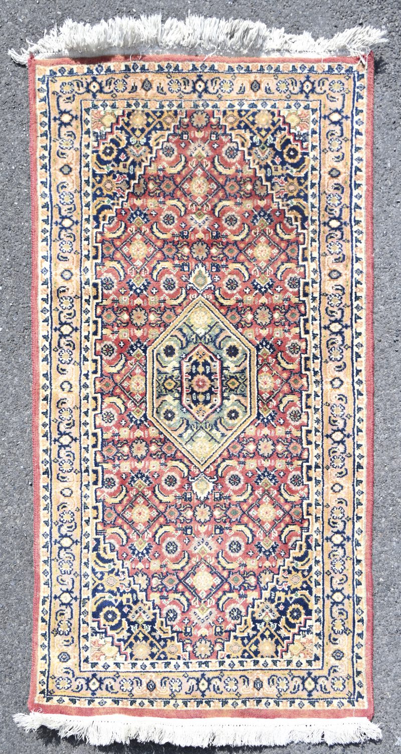 Een Indisch handgeknoopt tapijt, genummerd 101504.Met certificaat.