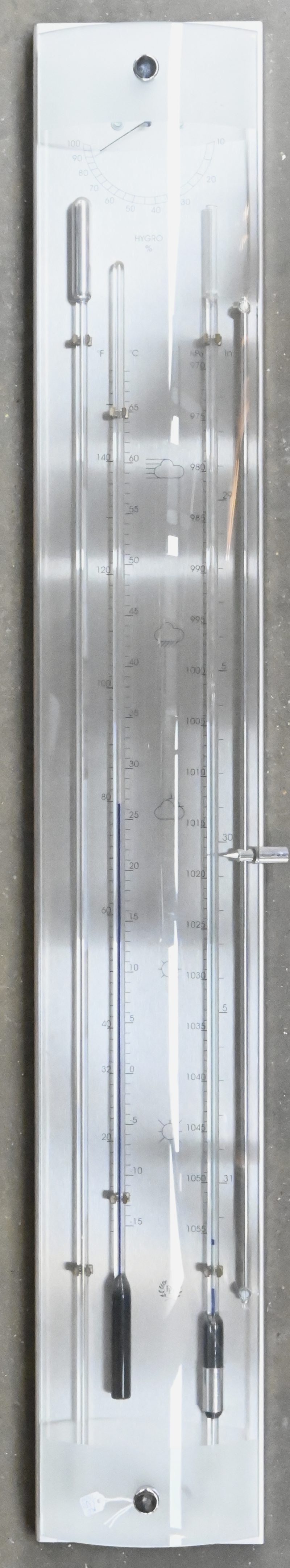 Een moderne RVS contrabarometer met bol glazen front. Thermometer en haarhygrometer. Model K033.519, door Dingens Barometers, made in Belgium.