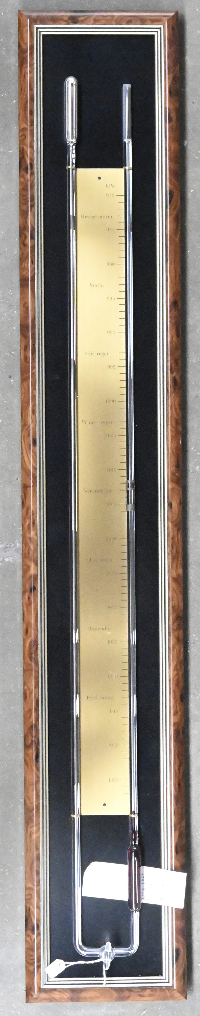 Een contrabarometer op bruin mahoniehouten paneel. Door Dingens Barometers, made in Belgium.
