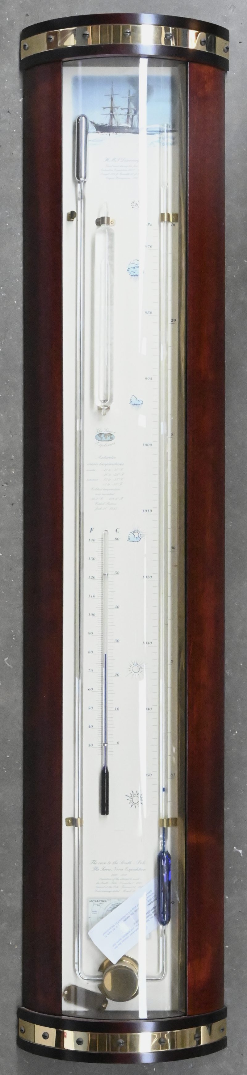 Een contrabarometer op houten paneel met bol glazen front. Genummerd K035.504AC, door Dingens Barometers, made in Belgium.