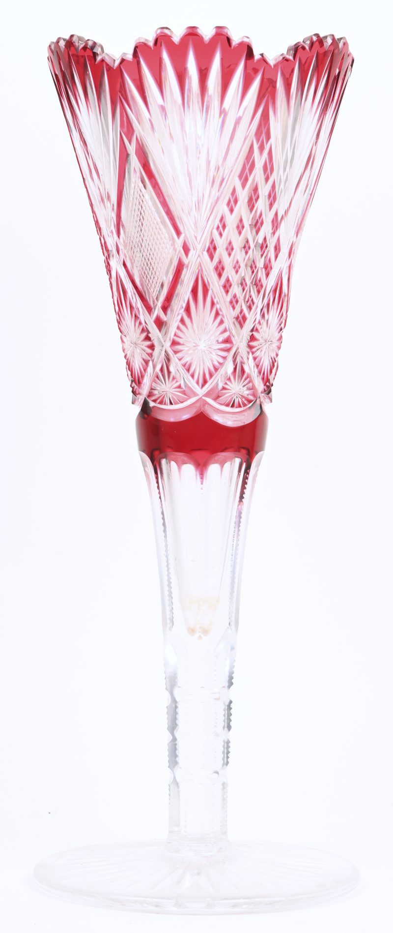 Een grote kristallen vaas op voet met minieme schade aan de rand, rood en doorzichtig.